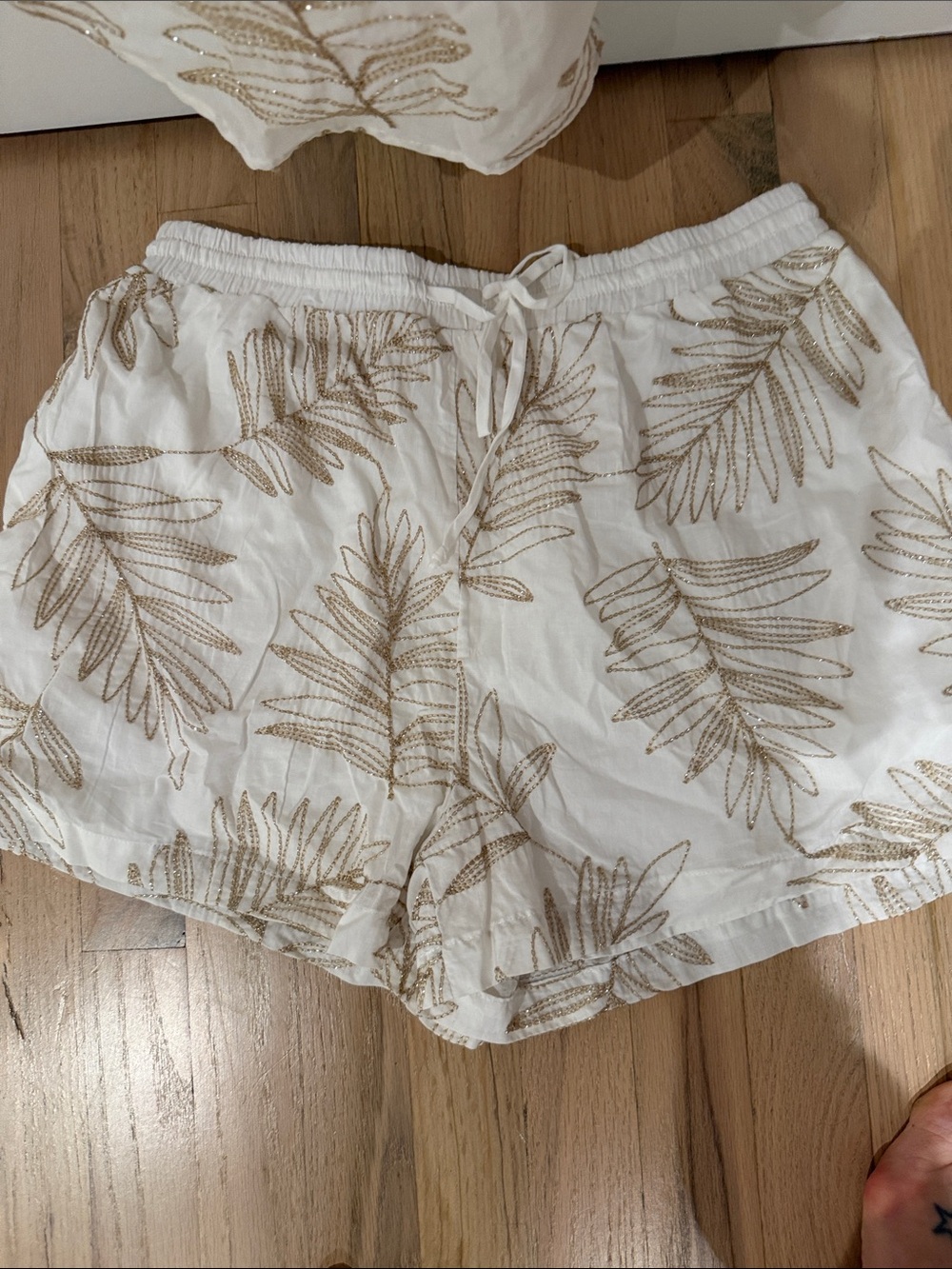 A Peach White Leaf-Print Linen shorts